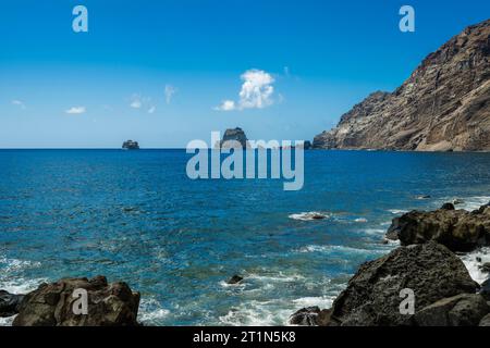 Scoglio lavico e pile di mare (Roques de Salmor) all'estremità orientale dell'El Golfo embayment, Las Puntas, El Hierro, Isole Canarie Foto Stock