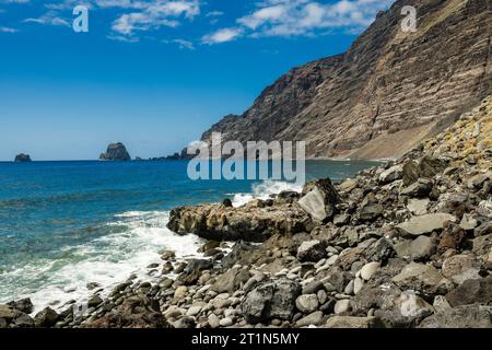 Scoglio lavico e pile di mare (Roques de Salmor) all'estremità orientale dell'El Golfo embayment, Las Puntas, El Hierro, Isole Canarie Foto Stock