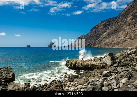 Scoglio lavico e pile di mare (Roques de Salmor) all'estremità orientale dell'El Golfo embayment, Las Puntas, El Hierro, Isole Canarie Foto Stock