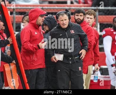 Piscataway, New Jersey, USA. 14 ottobre 2023. Il capo-allenatore dei Rutgers Greg Schiano durante la partita di football NCAA tra i Michigan State Spartans e i Rutgers Scarlet Knights allo SHI Stadium di Piscataway, NJ Mike Langish/CSM/Alamy Live News Foto Stock