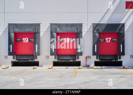 Terminal logistico su un magazzino con tre unità di carico merci Foto Stock