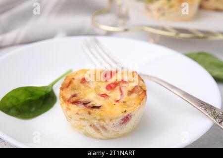 Pancetta appena sfornata e muffin all'uovo con formaggio servito al tavolo, primo piano Foto Stock