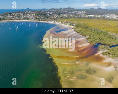 Vista aerea dei letti di ostriche nelle acque poco profonde al largo di Salamander Bay a Port Stephens sulla costa settentrionale del nuovo Galles del Sud, Australia Foto Stock