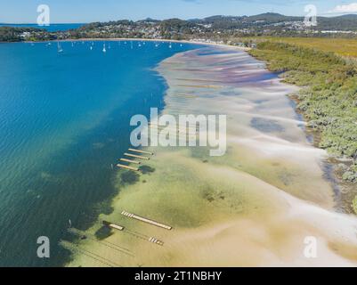 Vista aerea dei letti di ostriche nelle acque poco profonde al largo di Salamander Bay a Port Stephens sulla costa settentrionale del nuovo Galles del Sud, Australia Foto Stock