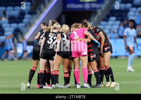 Sydney, Australia. 14 ottobre 2023. I giocatori dei Wanderers si riuniscono insieme prima della Liberty A-League Rd1 tra il Sydney FC e il Western Sydney Wanderers all'Allianz Stadium il 14 ottobre 2023 a Sydney, Australia Credit: IOIO IMAGES/Alamy Live News Foto Stock