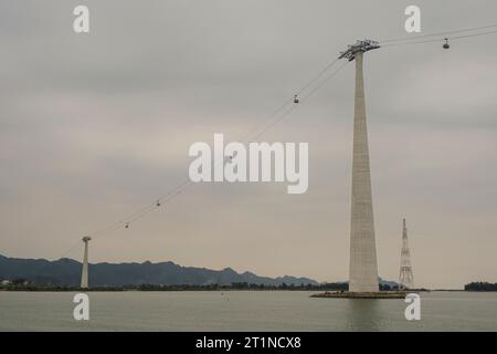 Cap Treo Cable Gondola, da Cat Ba Island a Haiphong, ha Long Bay, Vietnam. Foto Stock