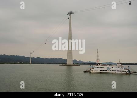 Cap Treo Cable Gondola, da Cat Ba Island a Haiphong, ha Long Bay, Vietnam. Foto Stock