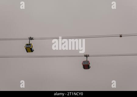 Cap Treo Cable Gondola, da Cat Ba Island a Haiphong, ha Long Bay, Vietnam. Foto Stock