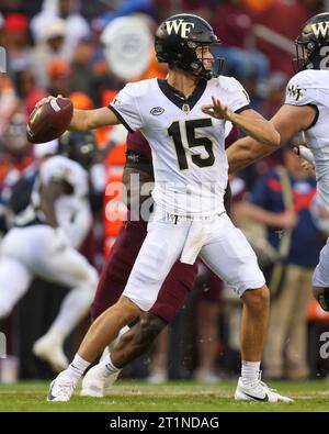 Blacksburg, Virginia, USA. 14 ottobre 2023. Il quarterback dei Wake Forest Demon Deacons Michael Kern (15) passa il pallone durante la partita di football NCAA tra i Wake Forest Demon Deacons e i Virginia Tech Hokies al Lane Stadium di Blacksburg, Virginia. Greg Atkins/CSM/Alamy Live News Foto Stock