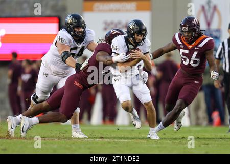 Blacksburg, Virginia, USA. 14 ottobre 2023. Il quarterback dei Wake Forest Demon Deacons Michael Kern (15) porta la palla durante la partita di football NCAA tra i Wake Forest Demon Deacons e i Virginia Tech Hokies al Lane Stadium di Blacksburg, Virginia. Greg Atkins/CSM/Alamy Live News Foto Stock