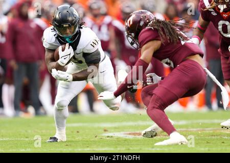 Blacksburg, Virginia, USA. 14 ottobre 2023. Il running back dei Wake Forest Demon Deacons Justice Ellison (6) porta la palla durante la partita di football NCAA tra i Wake Forest Demon Deacons e i Virginia Tech Hokies al Lane Stadium di Blacksburg, Virginia. Greg Atkins/CSM/Alamy Live News Foto Stock