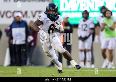 Blacksburg, Virginia, USA. 14 ottobre 2023. Il running back dei Wake Forest Demon Deacons Justice Ellison (6) porta la palla durante la partita di football NCAA tra i Wake Forest Demon Deacons e i Virginia Tech Hokies al Lane Stadium di Blacksburg, Virginia. Greg Atkins/CSM/Alamy Live News Foto Stock