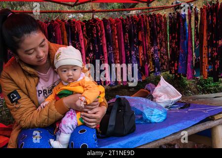 Mercato del sabato di CAN Cau, provincia di Lao Cai, Vietnam. Hmong Mother e Young Son. Foto Stock