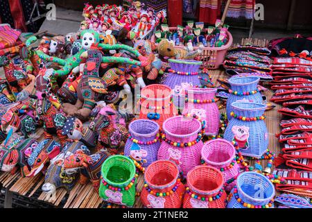 BAC ha, Vietnam. Bambole ripiene, cesti di plastica al mercato del sabato. Foto Stock