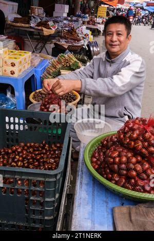 BAC ha, Vietnam. Venditore di castagne al mercato domenicale. Foto Stock