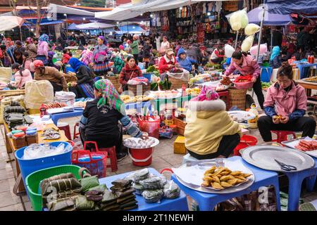 BAC ha Sunday Market Scene, venditori di cibo in primo piano. Vietnam. Provincia di Lao Cai. Foto Stock