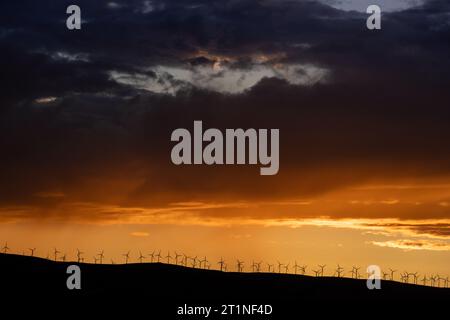 Tramonto al Frenchmans Coulee nel centro di Washington, nelle turbine eoliche lontane Foto Stock