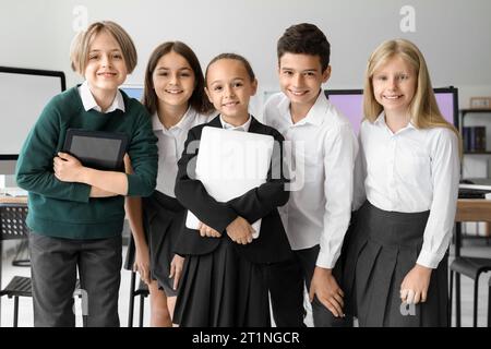 Bambini piccoli al laboratorio informatico della scuola Foto Stock