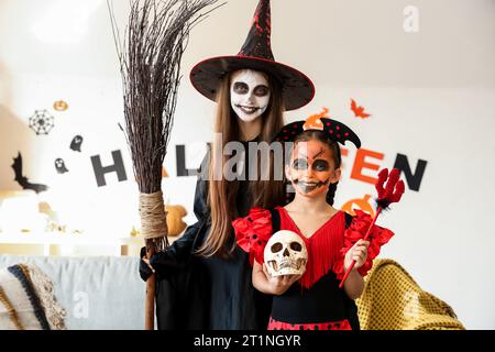 Bambine vestite per Halloween a casa Foto Stock