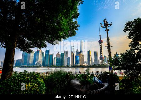 SHANGHAI, CINA - 14 OTTOBRE 2023 - i turisti visitano l'area panoramica di North Bund a Shanghai, Cina, 14 ottobre 2023. Foto Stock