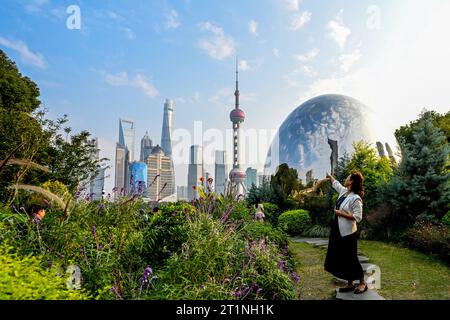 SHANGHAI, CINA - 14 OTTOBRE 2023 - i turisti visitano l'area panoramica di North Bund a Shanghai, Cina, 14 ottobre 2023. Foto Stock