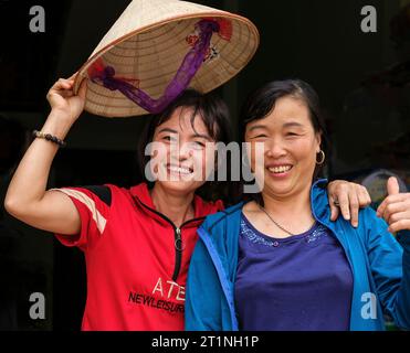 Long Khe, provincia di Bac Ninh, Vietnam. Donne del villaggio. Foto Stock