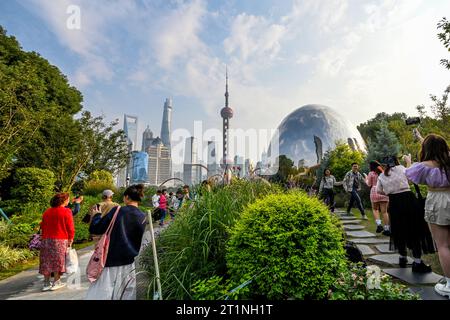 SHANGHAI, CINA - 14 OTTOBRE 2023 - i turisti visitano l'area panoramica di North Bund a Shanghai, Cina, 14 ottobre 2023. Foto Stock