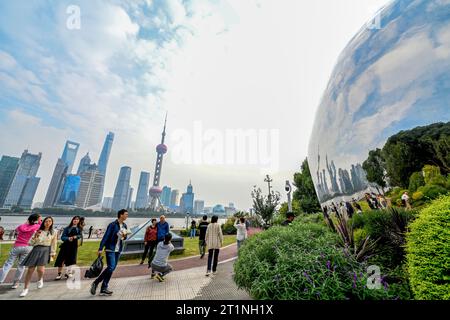 SHANGHAI, CINA - 14 OTTOBRE 2023 - i turisti visitano l'area panoramica di North Bund a Shanghai, Cina, 14 ottobre 2023. Foto Stock