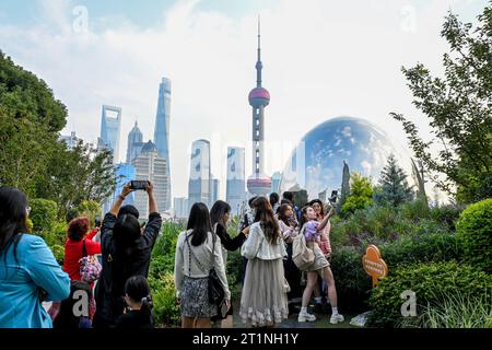 SHANGHAI, CINA - 14 OTTOBRE 2023 - i turisti visitano l'area panoramica di North Bund a Shanghai, Cina, 14 ottobre 2023. Foto Stock