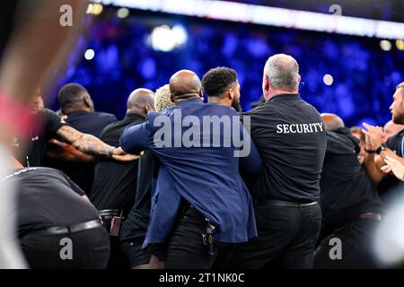 Manchester, Regno Unito. Una rissa di massa scoppia sul ring durante la partita di boxe prime Card di Logan Paul e Dillon Danis alla Manchester Arena. Paul ha vinto per squalifica dopo la rissa. Credito: Benjamin Wareing/ Alamy Live News Foto Stock