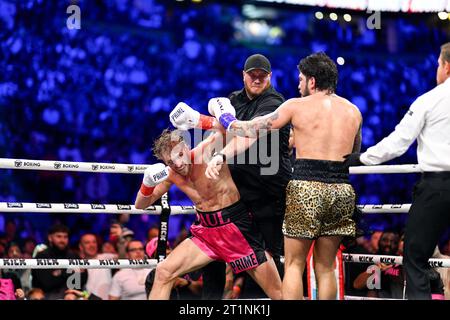 Manchester, Regno Unito. Una rissa di massa scoppia sul ring durante la partita di boxe prime Card di Logan Paul e Dillon Danis alla Manchester Arena. Paul ha vinto per squalifica dopo la rissa. Credito: Benjamin Wareing/ Alamy Live News Foto Stock