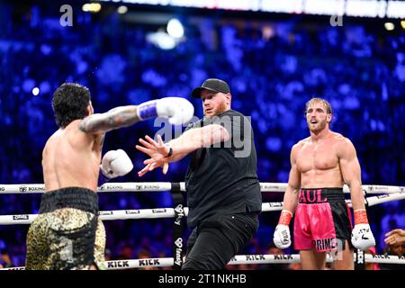 Manchester, Regno Unito. Una rissa di massa scoppia sul ring durante la partita di boxe prime Card di Logan Paul e Dillon Danis alla Manchester Arena. Paul ha vinto per squalifica dopo la rissa. Credito: Benjamin Wareing/ Alamy Live News Foto Stock