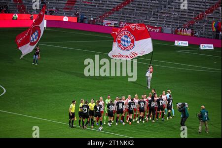 Mannschaften vor dem Spiel FC Bayern Muenchen Frauen vs Eintracht Francoforte Fussball 1 . Bundesliga Saison 2023 / 2024 Frauen Fussball Google Pixel Frauen-Bundesliga 14.10.2023 in der MŸnchner Allianz Arena © diebilderwelt / Alamy Stock Foto Stock