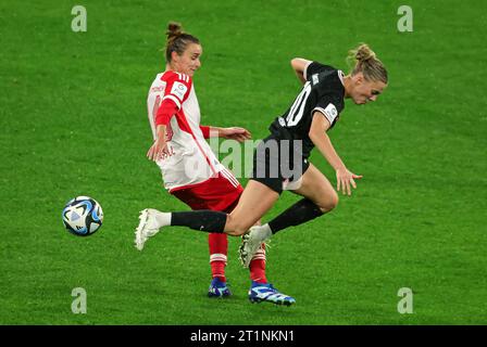 Laura Freigang dell' Eintracht Frankfurt Lina Magull del Bayern Muenchen FC Bayern Muenchen Frauen vs Eintracht Frankfurt Fussball 1 . Bundesliga Saison 2023 / 2024 Frauen Fussball Google Pixel Frauen-Bundesliga 14.10.2023 in der MŸnchner Allianz Arena © diebilderwelt / Alamy Stock Foto Stock