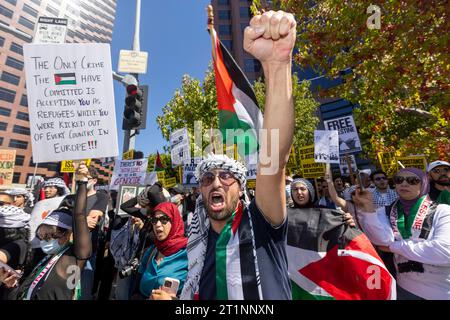 Los Angeles, California, USA. 14 ottobre 2023. Mossab Cemsamani si unisce a migliaia di manifestanti riuniti fuori dal Consolato israeliano a West Los Angeles a sostegno dei palestinesi catturati nella guerra Israele-Hamas. (Immagine di credito: © Jill Connelly/ZUMA Press Wire) SOLO USO EDITORIALE! Non per USO commerciale! Foto Stock