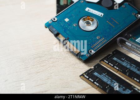 cyber data attack concept : computer portatile rotto, crash scheda madre, memoria hard disk problemi hardware elettronici Foto Stock