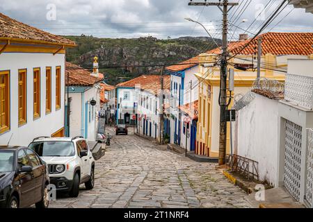 Tipica strada acciottolata con case tradizionali nel centro storico di Diamantina, Minas Gerais, Brasile Foto Stock