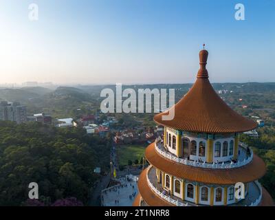 Vista aerea del tempio Wuji Tianyuan con drone a Tamsui, nuova città di Taipei, Taiwan. Foto Stock