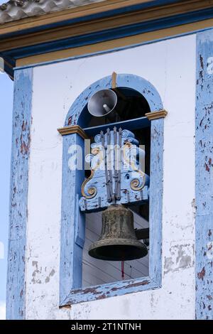 Primo piano di una campana della chiesa incorniciata da una finestra, Diamantina, Minas Gerais, Brasile Foto Stock