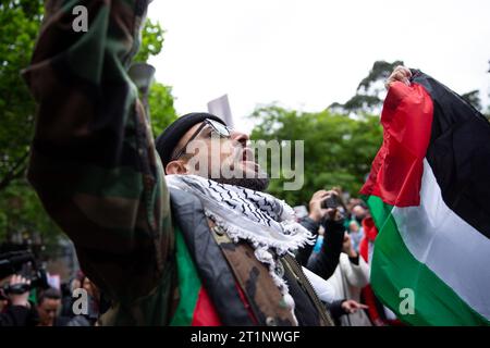 Melbourne, Australia, 15 ottobre 2023. Un uomo guida il canto antisemita durante il raduno pro-Palestina presso la State Library presso la State Library il 15 ottobre 2023 a Melbourne, in Australia. Crediti: Dave Hewison/Speed Media/Alamy Live News Foto Stock