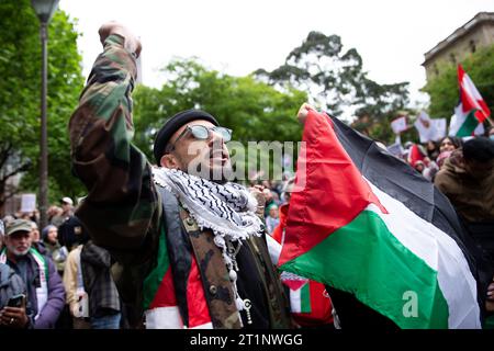 Melbourne, Australia, 15 ottobre 2023. Un uomo guida il canto antisemita durante il raduno pro-Palestina presso la State Library presso la State Library il 15 ottobre 2023 a Melbourne, in Australia. Crediti: Dave Hewison/Speed Media/Alamy Live News Foto Stock