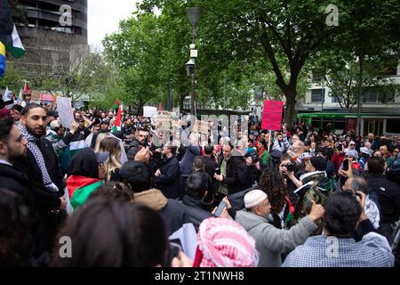 Melbourne, Australia, 15 ottobre 2023. Grandi folle sono viste con bandiere e bandiere durante il raduno pro-Palestina presso la State Library presso la State Library il 15 ottobre 2023 a Melbourne, in Australia. Crediti: Dave Hewison/Speed Media/Alamy Live News Foto Stock