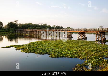 Vista laterale di un ponte di legno su un fiume sull'isola Majuli, Assam, India Foto Stock