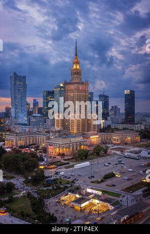 Varsavia, Polonia - 22 settembre 2023: Vista notturna panoramica del centro di Varsavia dall'alto. Foto Stock