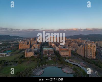 Vista aerea della National Taipei University a Sanxia, New Taipei City, Taiwan. Splendido campus con tramonti e prati verdi. Foto Stock