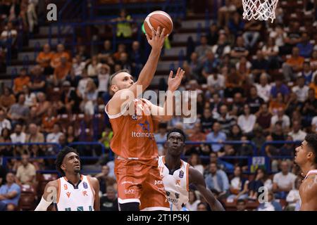 EA7 Emporio Armani Olimpia Milano vs pallacanestro Reggiana UNAHOTELS Reggio Emilia Italia, Milano, 14 ottobre 2023: Stefano Tonut Armani Milan guardia segna 2 punti nella vernice nel quarto trimestre durante la partita di basket EA7 Emporio Armani Milan vs UNAHOTELS Reggio Emilia, LBA 2023-2024 giorno 3 Milano Lombardia Italia Copyright: xFabrizioxAndreaxBertanix Credit: Imago/Alamy Live News Foto Stock