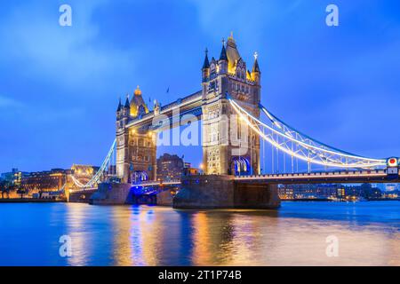 Londra, Inghilterra, Regno Unito. Tower Bridge e River Tamigi all'alba. Foto Stock