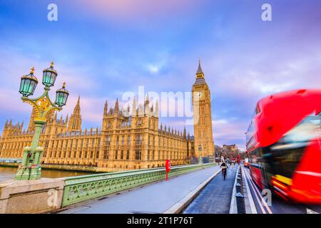 Londra, Inghilterra, Regno Unito. Il Palazzo di Westminster, il Big Ben e il Westminster Bridge all'alba. Foto Stock