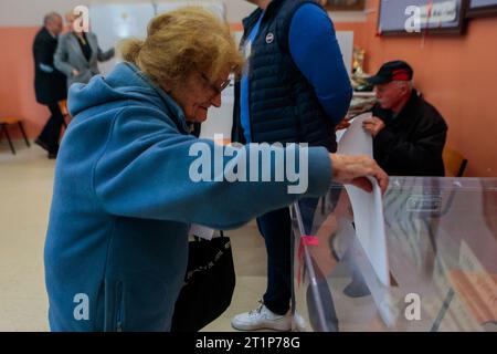 Wroclaw, Wroclaw, Polonia. 15 ottobre 2023. Il 15 ottobre 2023 è la data delle elezioni del Sejm e del Senato in Polonia. L'opposizione conta sulla vittoria e il partito al governo farà di tutto per mantenere il potere. (Immagine di credito: © Krzysztof Zatycki/ZUMA Press Wire) SOLO USO EDITORIALE! Non per USO commerciale! Foto Stock