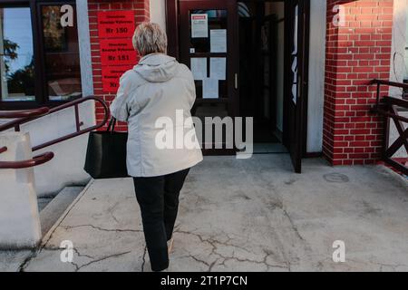 Wroclaw, Wroclaw, Polonia. 15 ottobre 2023. Il 15 ottobre 2023 è la data delle elezioni del Sejm e del Senato in Polonia. L'opposizione conta sulla vittoria e il partito al governo farà di tutto per mantenere il potere. (Immagine di credito: © Krzysztof Zatycki/ZUMA Press Wire) SOLO USO EDITORIALE! Non per USO commerciale! Foto Stock